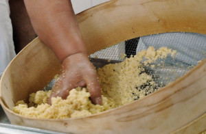 La farina del cuscus passata al setaccio a trama larga(foto Cuttitta)