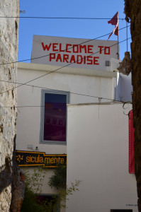 “Welcome to paradise” è un riferimento all'omonima iniziativa di Modica a cura dell associazione Rionarte