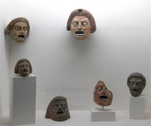 Riproduzioni fittili in minatura di maschere comiche provenientidal Museo Archeol