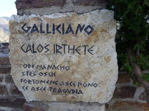 Moderne iscrizioni in grecanico a Gallicianò