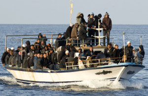 Un barcone salpato dall’Algeria con a bordo harrāga maghrebini (Fonte lesavoire.over-blog.com)