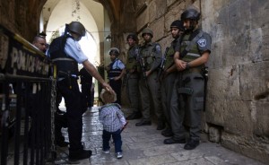 Autorità di Israele e un bambino palestinese nella città vecchia di Gerusalemme (Reuters, Ronen Zvulun)