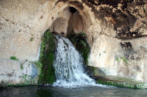 La Grotta del Ninfeo adiacente al Teatro Greco, Siracusa. La fonte è alimentata dalle acque dell’Acquedotto Galermi, condotta idrica di epoca greca