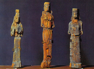 Statuine lignee di età greca di tre figure femminili (VII-VI secolo a.C.) rinvenute in un deposito votivo vicino a sorgenti sulfuree, in cda Tumazzo, presso Palma di Montechiaro, ora esposte al Museo
