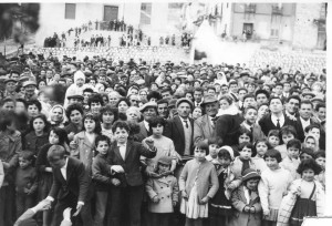 La popolazione di Bolognetta in piazza, 1958