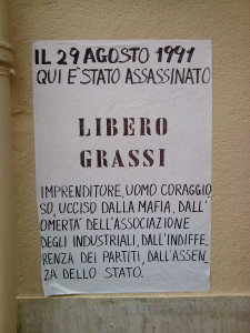  Libero Grassi è ricordato nel luogo dell'eccidio da un manifesto affisso dai figli