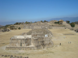  Monte Alban (Oaxaca, México). Area civico-cerimoniale della civiltà Azteca oggi parco archeologico patrimonio UNESCO (ph. Niglio).
