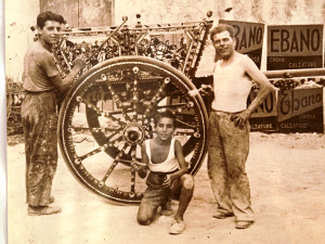  Tommaso Scirè in canottiera il figlio Felice e un aiutante all'inizio degli anni Quaranta.