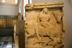  Il ratto d'Europa, metopa selinuntina, sec. VI a.C., Museo Salinas, Palermo.