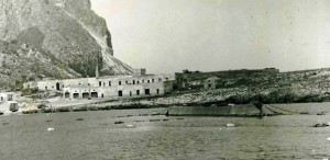 La-tonnara-del-Secco-con-le-barche-in-pesca-anni-‘50-del-Novecento-propr.-Valeria-Plaja.j