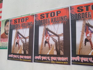  Dhaka. Manifesti di denuncia delle pratiche di controllo e presidio del confine attuate dall’esercito indiano.