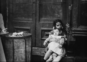 Jacob Riis, How the Other Half Lives. Studies among the tenements of New York, 1890.