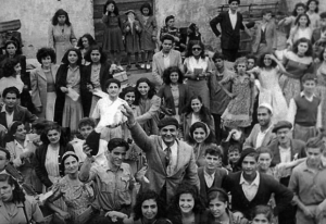 Un-gruppo-di-ebrei-tripolini-festeggia-nel-’49-un-anno-di-indipendenza-di-Israele.