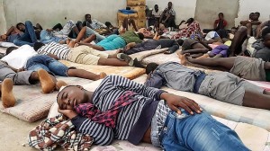 2-migranti-in-un-centro-di-detenzione-in-libia