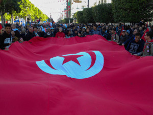cittadini-sventolano-una-bandiera-della-tunisia_avenue-bourgouiba3_tunis_14012018alice-passamonti