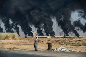 vicino-alla-citta-curdo-siriana-ras-al-ain-lungo-il-confine-con-la-turchia-il-16-ottobre-2019-il-fumo-sullo-sfondo-proviene-dagli-pneumatici-bruciati-per-diminuire-la-visibilita-agli-arei-militari