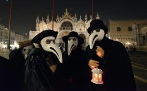 maschere-di-untori-della-peste-al-carnevale-di-venezia-foto-andrea-pattaro-per-afp