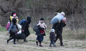 Refugees and migrants gather at the Turkish-Greek land border