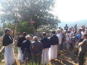 Pianello, (Corsica), 2018 – Sosta di preghiera durante il pellegrinaggio verso la cappella di San Vincente. (ph. F. R. Uccella)