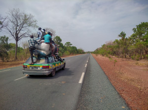 Viaggiatori diretti verso la Guinea, Senegal,  maggio 2017 (ph. Jacopo Lentini)