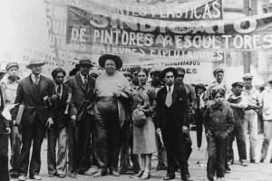 Diego Rivera e Frida Kahlo alla Manifestazione del Primo maggio, Città del Messico, 1929 (ph. T. Modotti)