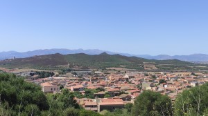Il comune di Sardara fra le alture della Marmilla e il modesto complesso del Monreale (ph. N. Atzori)