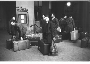 Migranti italiani in Svizzera (ph. Gianfranco Moroldo, da Europeo, 1965)