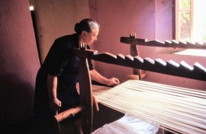 Giovanna impegnata nella sistemazione dell'ordito sul telaio (ph. Lai)