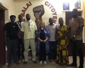 L'Autrice con i membri di alcune associazioni e movimenti di giovani in Burkina Faso