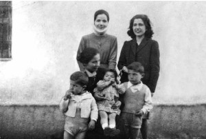 Villanovatulo, autunno 46, i fratelli Marongiu con la mamma e l'insegnante