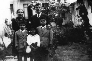 Autunno 48, i tre fratelli Marongiu con i genitori nel giardino di casa