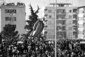 La statua di Enver Hoxha a Tirana abbattuta il 20 febbraio 1991