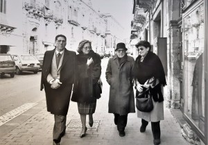 Consolo con Sebastiano e Rosa Burgaretta e la moglie Caterina a Palazzolo Acreide (ph. Giuseppe Leone).