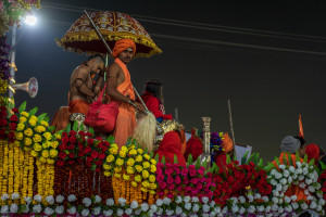 Un sadhu su un veicolo adornato di fiori (ph. Roberto Manfredi)