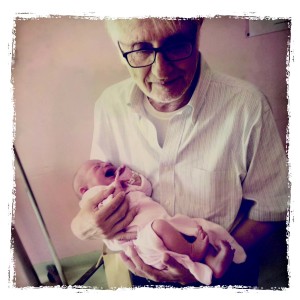 Gian Luigi Bravo con la nipote Agata al momento della nascita