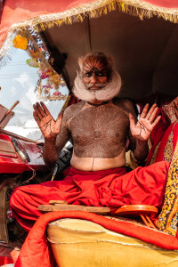 -Un sadhu benedice i devoti seduto all’interno di un veicolo addobbato (ph. Roberto Manredi