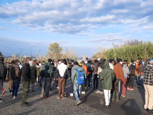 Manifestazione dopo la morte di Gassama Gora. Tendopoli di San Ferdinando (ph. Giovanni Cordova)