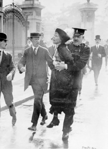Emmeline Pankhurst arrestata dal sovrintendente Rolfe davanti a Buckingham Palace 1914 (Heritage Images AGF)