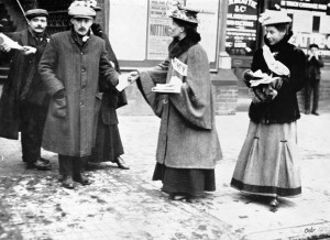Suffragette distribuiscono opuscoli, Londra 1907 (Heritage images/AGS)