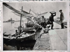 Porto di Trapani anni ‘50, sbarco del pesce (foto propr. Tonino Perrera) 