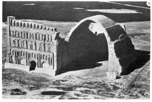 L’arco detto Taq-i Ksra, Il palazzo/Arco di Cosroe (foto aerea da Wikipedia