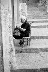 Agrigento, 29 agosto 1979, Via Patricolo, anziana che cuce (ph. Gabriele Jannuzzo)