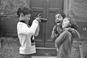 Agrigento, 9 febbraio 2020,Vicolo della Neve, Bambini maghrebini giocano con la Nikon di Gabriele (ph. Gianfranco Jannuzzo)