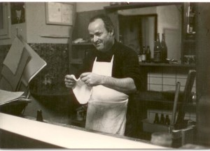 Gino Bardoscia. Aprile 1976. Pizzeria presso Largo Santa Lucia, Tricase (Archivio LiquiMag)