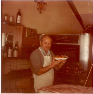 Gino Bardoscia. Pasquetta 1983. Pizzeria presso Largo Santa Lucia, Tricase (Archivio LiquiMag)
