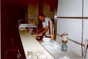Gino Bardoscia. Primi anni ‘80. Pizzeria presso Largo Santa Lucia, Tricase (Archivio LiquiMag)