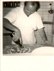  Gino Bardoscia. Anni ‘70. Pizzeria presso Largo Santa Lucia, Tricase (Archivio LiquiMag)