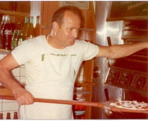  Gino Bardoscia. Primi anni ‘80. Pizzeria presso Largo Santa Lucia, Tricase( Archivio LiquiMag)
