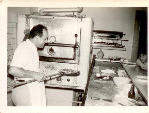 Gino Bardoscia. Primi anni ‘70. Pizzeria presso Largo Santa Lucia, Tricase (Archivio LiquiMag)