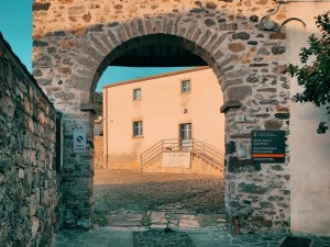 Arco d'ingresso alla corte di una casa rurale del Campidano (ph. Nicolò Atzori)
